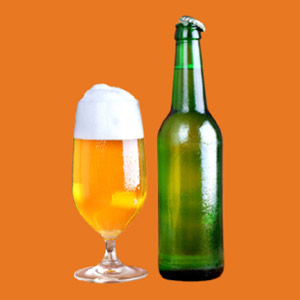 Bierflasche und mit Bier gefülltes Pilsglas daneben